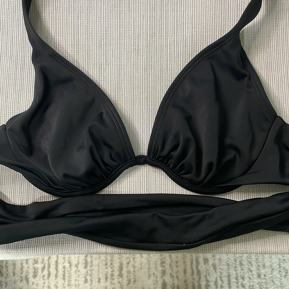 Victoria's Secret Like New Black Triangle Bikini Top With Underwire Size 34B - Picture 2 of 6
